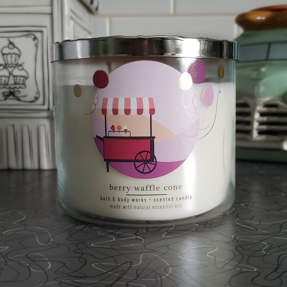Berry Waffle Cone 3 wick candle BN! HTF rare - Picture 1 of 4